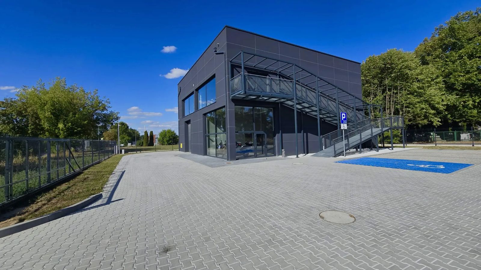 Budynek salonu NASPINMOTO w Legnicy