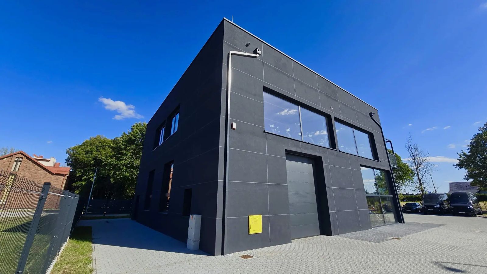 Salon NASPINMOTO – widok od strony bramy